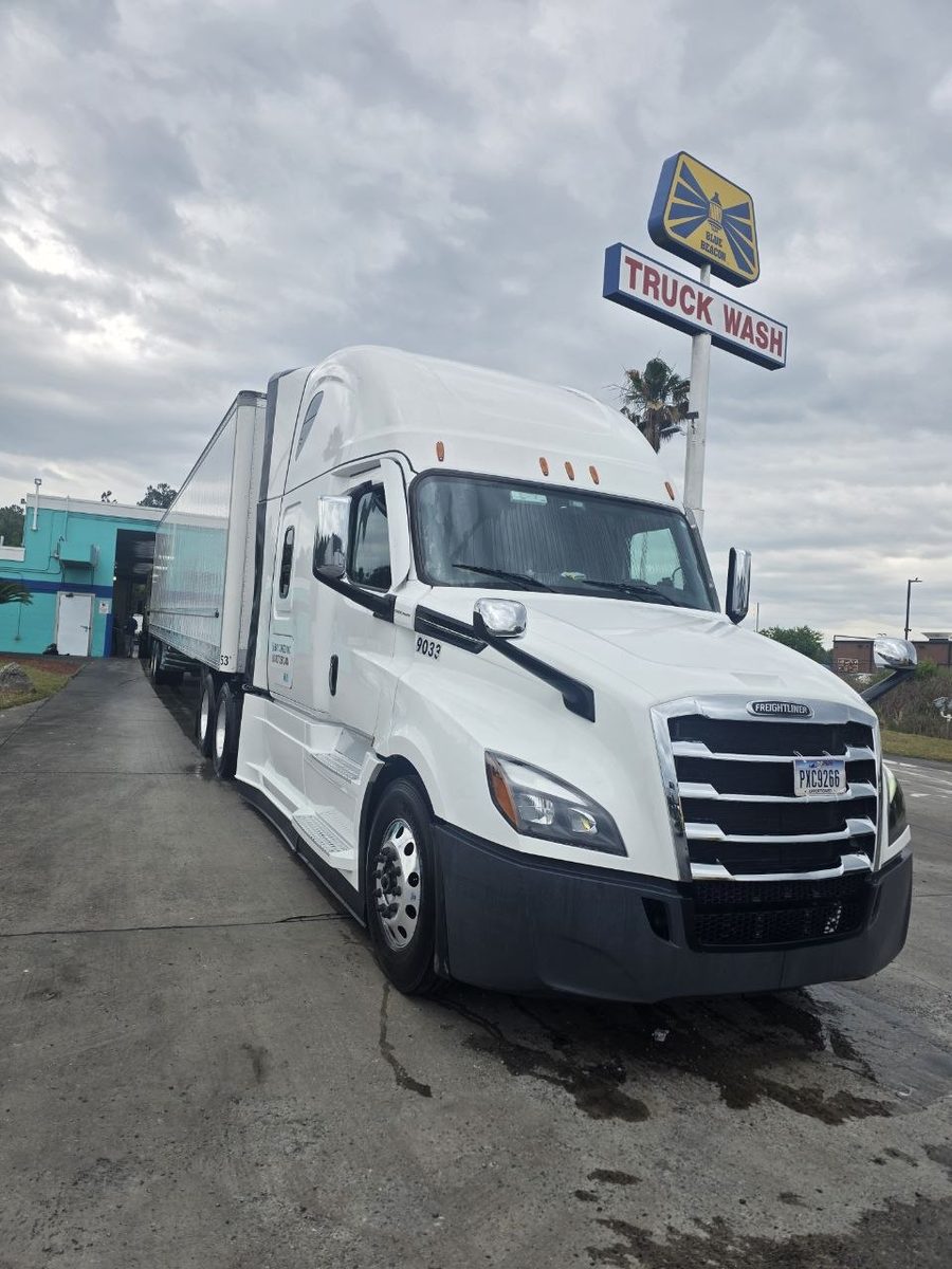 Ocean Wave Freightliner Cascadia with dry van trailer